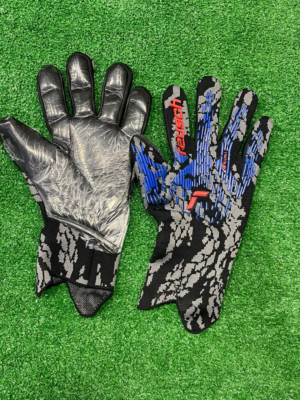 Goalkeeper gloves