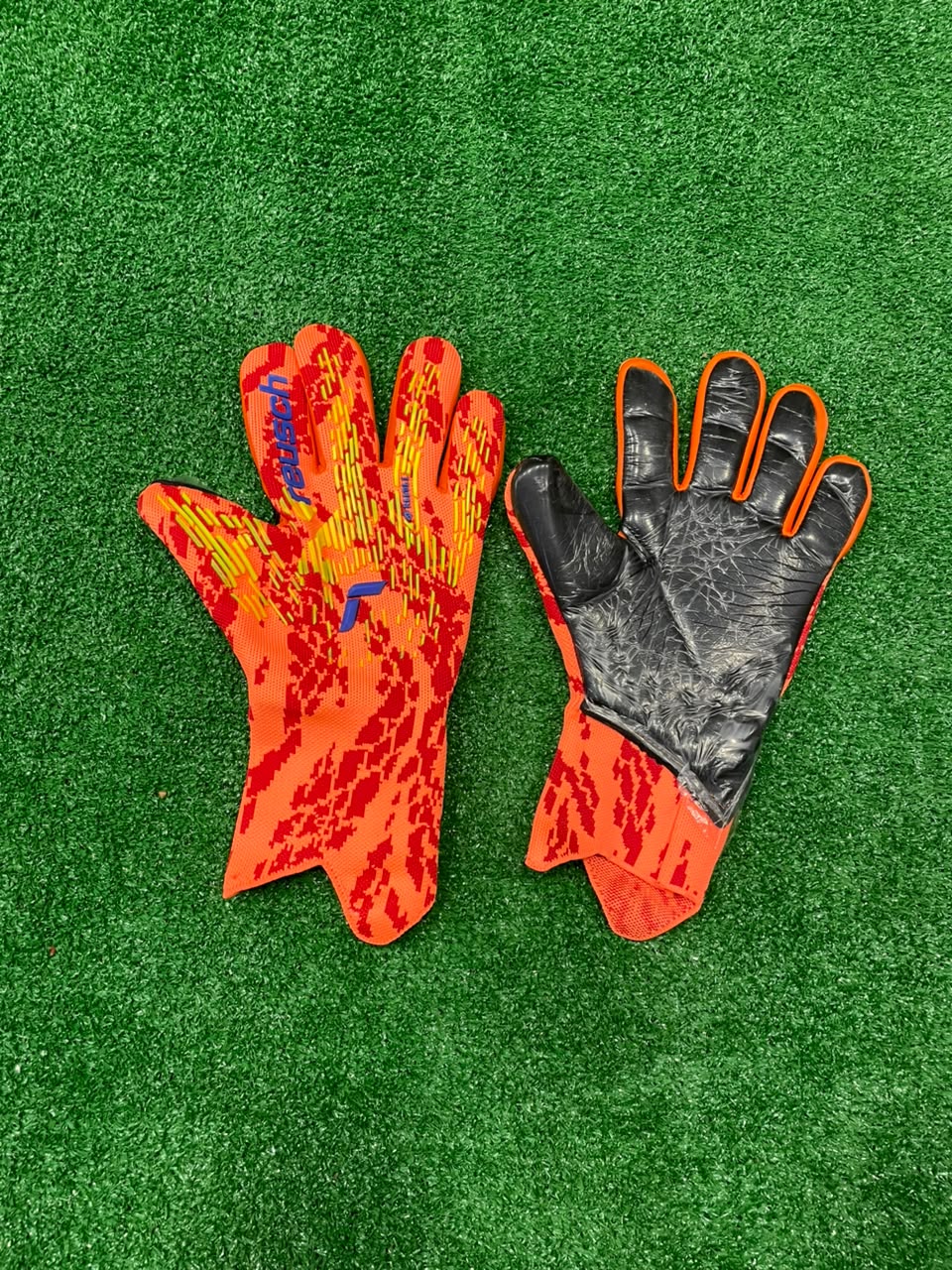 Goalkeeper gloves